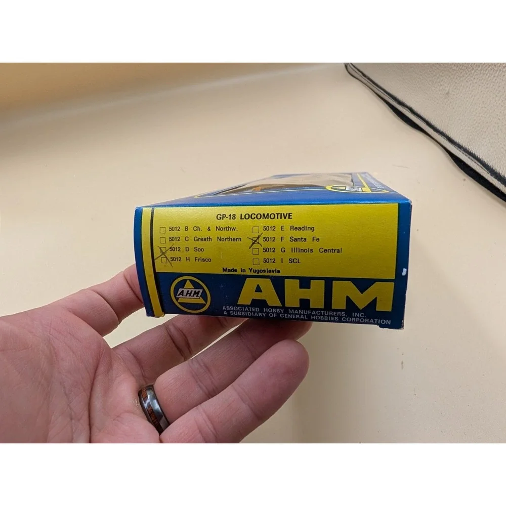 AHM HO Scale GP-18 Santa Fe Locomotive Diesel Blue Yellow Clean Tested Works